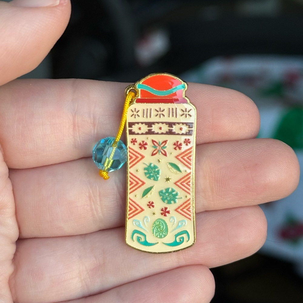 Boxlunch Loungefly Disney Princess Beaded Water Bottle Mystery Pin— Moana